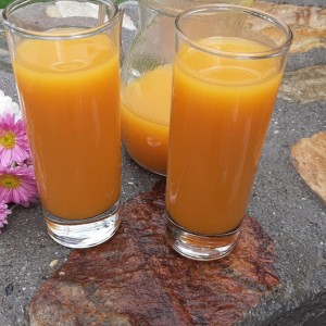 Домашен сок од јаболка, круши и моркови