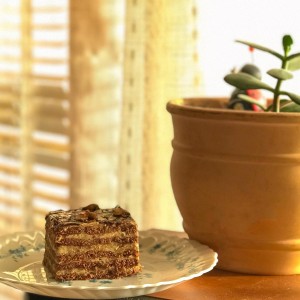 Бисквитна торта со ореви (без печење)