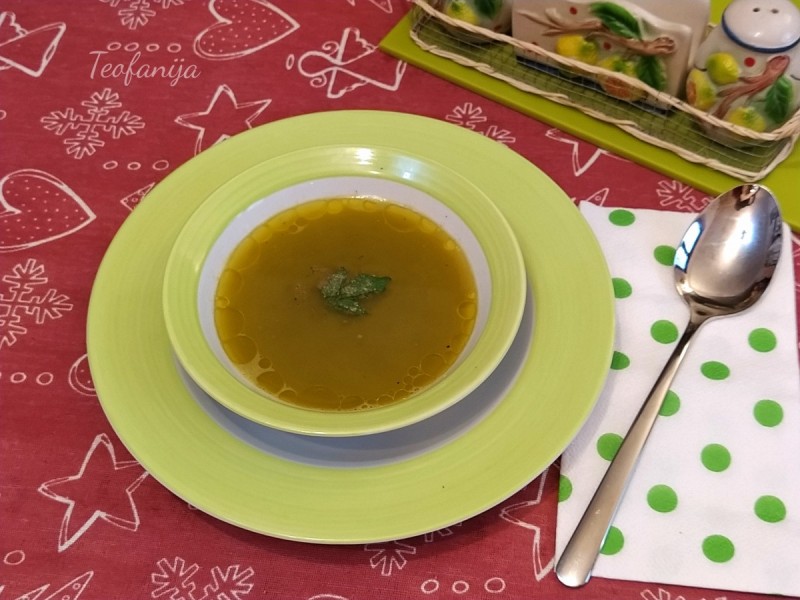 Зеленчукова супа подготвена во Multifresh Вакум блендер и протектор на хранливи состојки