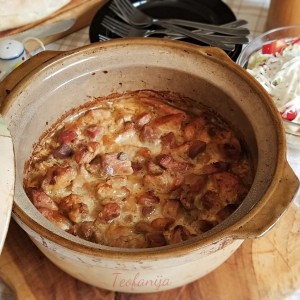 Тава со свински бут во супа од печурки
