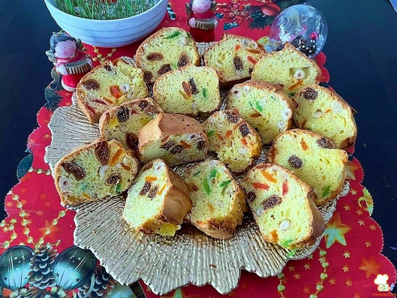 Шарен колач со сушен ананас, суви смокви, лешници и ореви