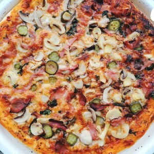 Домашна пица со домашен, доматен сос со босилек