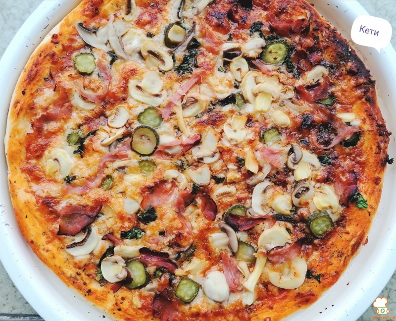 Домашна пица со домашен, доматен сос со босилек