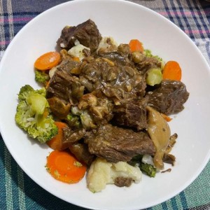 Динстано телешко месо со печурки и варен зеленчук