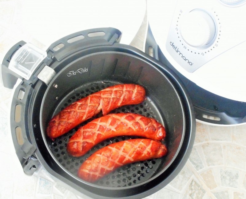 Печени колбаси во апарат за готвење со топол воздух (Air Frayer)