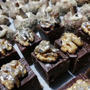 Непечени чоколадни коцки со ореви