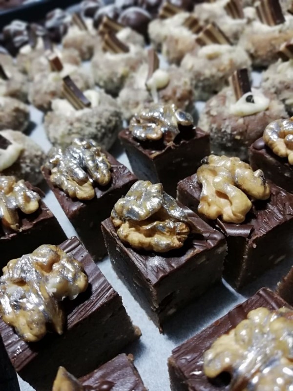 Непечени чоколадни коцки со ореви