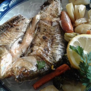 Риба на скара со зеленчук (писа)