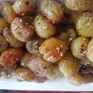 Млади компири печени со сусам