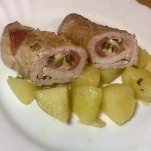 Мини ролати од свинско месо со кашкавал и свински врат