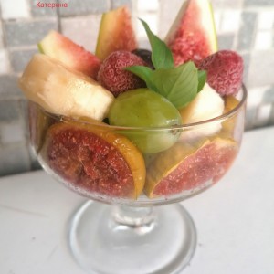 Овошна салата со печени смокви во чаша