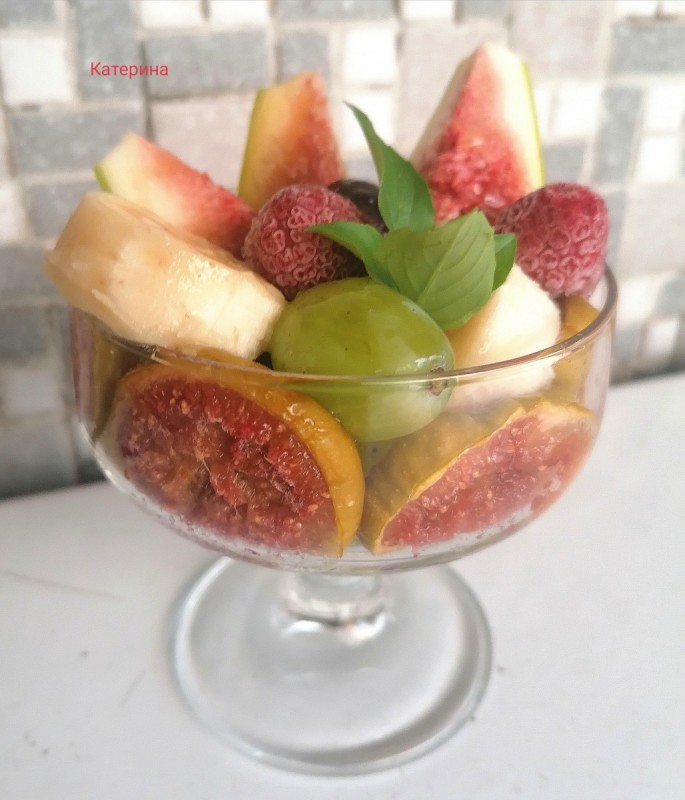 Овошна салата со печени смокви во чаша