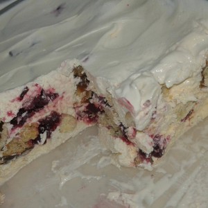 Ладен десерт со вишни и бисквити