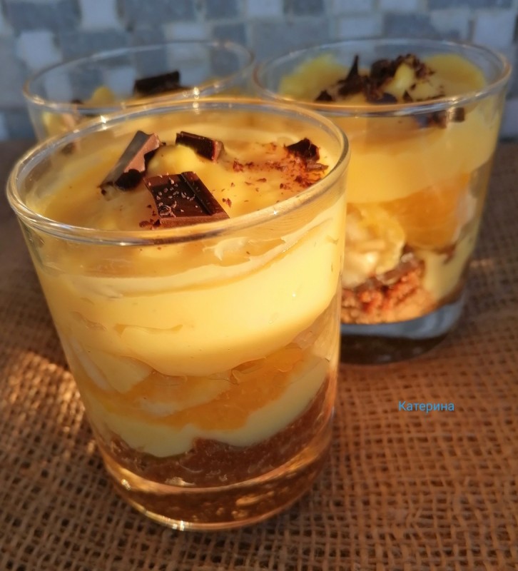 Десерт во чаша со ванила пудинг и овошје