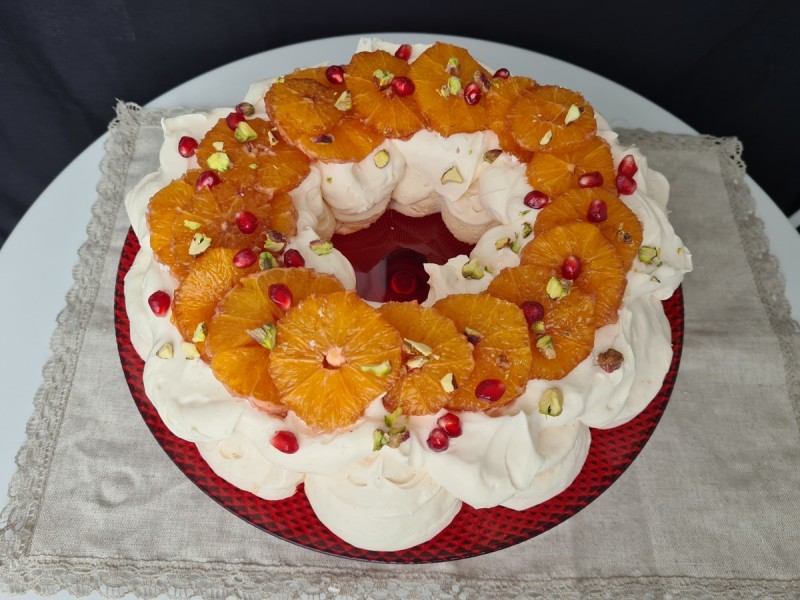 Божиќен венец - Павлова торта со крем и портокали во греено вино