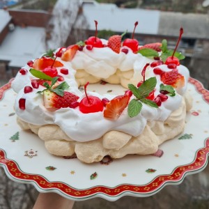 Павлова торта - Венец со црвено овошје