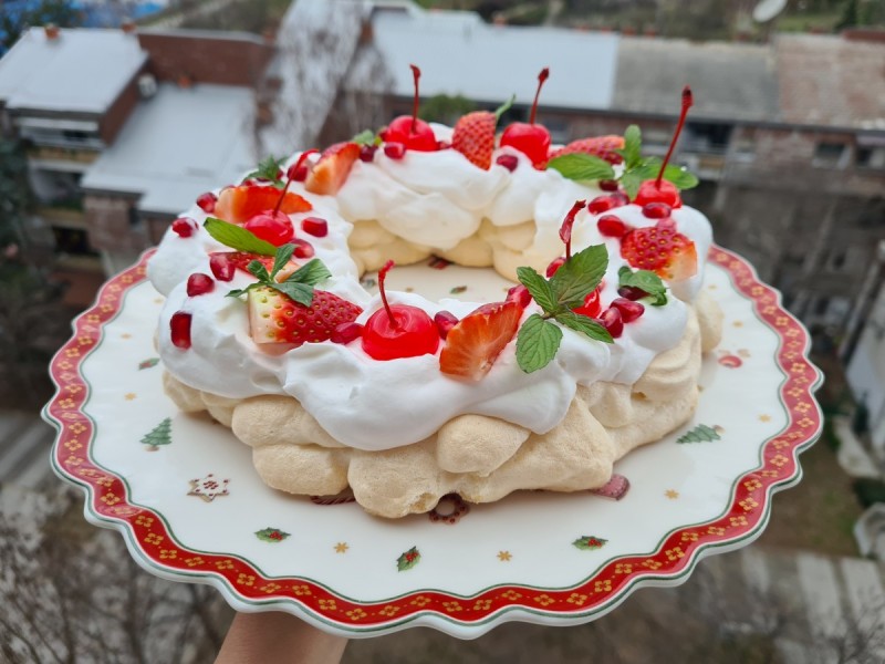 Павлова торта - Венец со црвено овошје