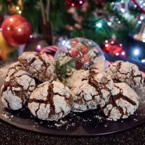 Распукани божиќни колачиња со чоколадо и лешници