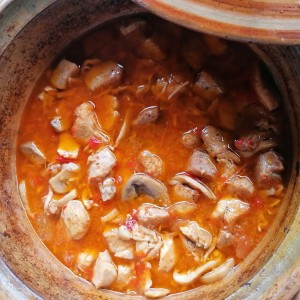 Ручек во земјена тава со свинска удина и пилешки стек 