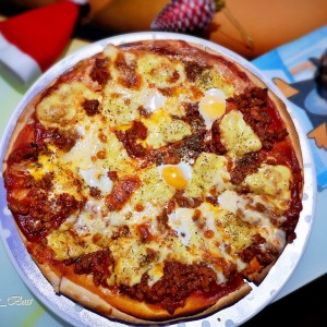 Пица со мелено месо, сирења и јајца од потполошка 