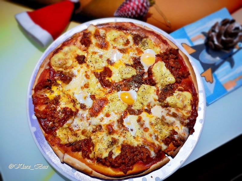 Пица со мелено месо, сирења и јајца од потполошка 