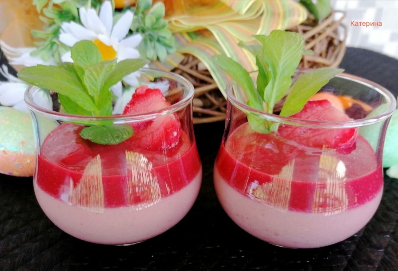  Панакота со јагоди (strawberry panna cotta) 