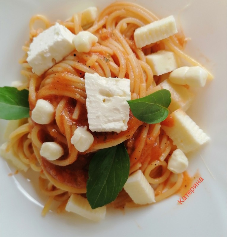 Шпагети во доматен сос со 3 вида сирење 