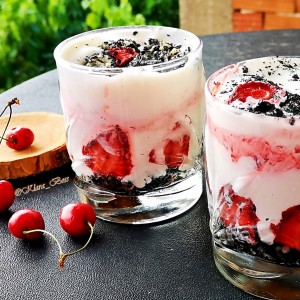 Десерт во чаша со јаготки 
