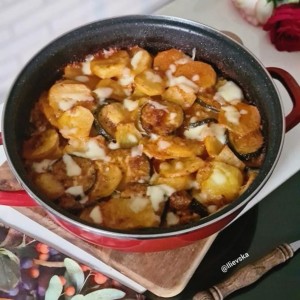 Мусака со тиквички и сос со оригано