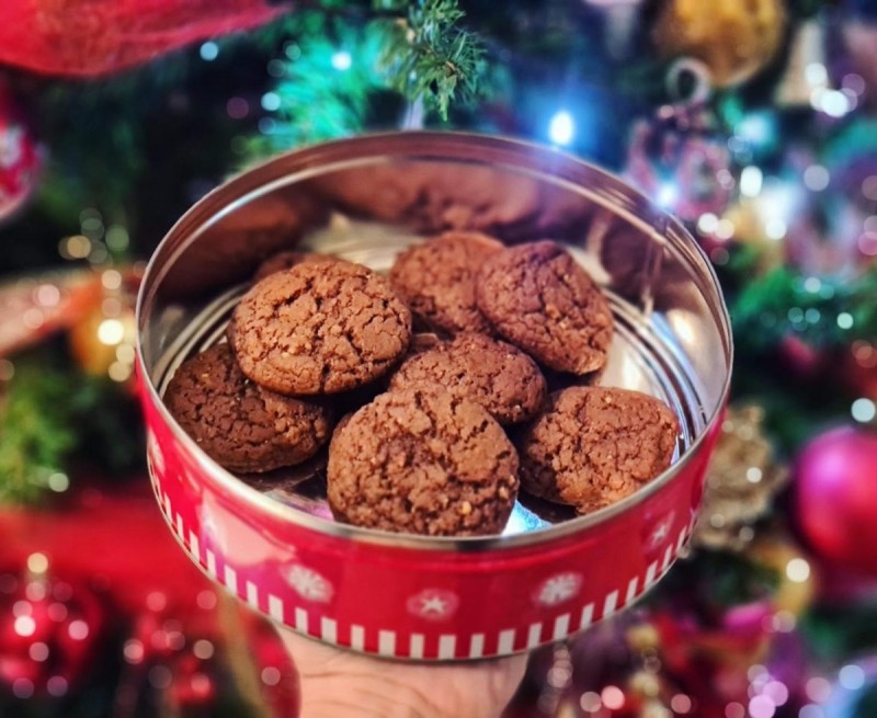 Божиќни колачиња со чоколаден крем и лешници